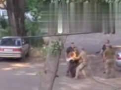 В Одессе военкомы мобилизовали дворника во время уборки города