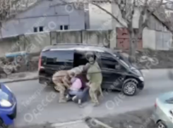 В Одесской области мужчину и женщину силой затолкали в автобус ТЦК - видео