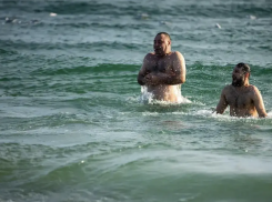 Ледяное море, самовары и очереди к воде: как прошли крещенские купания в Одессе