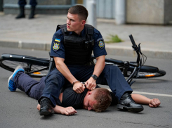 Аллергия на алкоголь: полицейский напал на велосипедиста в Одесской области