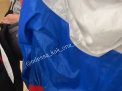 На одесских рынках появилась одежда с цветах российского триколора