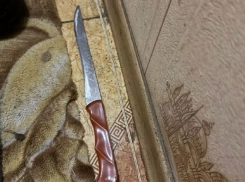 В Одессе мужчина с ножом устроил дебош в подъезде - фото