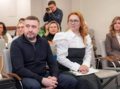 Главу Одесского облсовета с женой-депутатом подозревают в коррупции