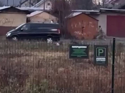 В Одессе водитель на ходу открыл дверь машины и спас мужчину от военкомов