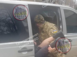 Появилось шокирующее видео, где одесские военкомы похищают человека и нападают на женщину