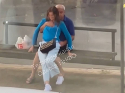 В Сети завирусилось видео секса деда и дамочки на автобусной остановке в Одессе