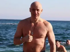 Мэру Одессы подарили на юбилей торт, украшенный русскими книгами