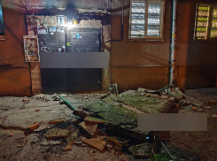 В Одессе рухнула многотонная плита-козырёк