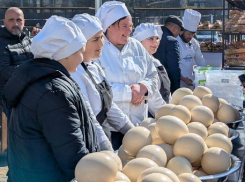 В Черноморске сварили две тонны борща со страусиными яйцами и поставили рекорд Украины