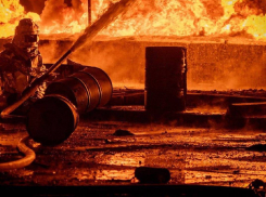 На видео попал момент мощного пожара на НПЗ SOCAR после серии взрывов в Одессе