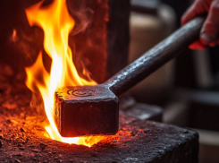Военкор: в Одессе куют клейма с трезубцем для пыток мирных жителей в Курске