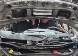 В Одессе мужчина сел в уничтоженную после прилета машину и уехал – видео