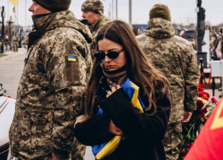 Вдова убитого радикала потратит похоронные деньги на борьбу с памятниками в Одессе