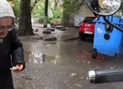 В Одессе курьер отдал свои чаевые бабушке, которая собирала бутылки – видео