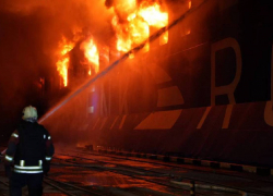 Появилось видео пожара после атаки на судно с электрогенераторами в порту Одессы