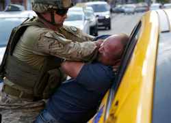 Военный ВСУ в розыске напал с пистолетом на таксиста в Одессе