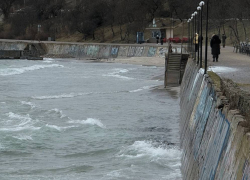 Сильный шторм уничтожил одесский пляж и оголил бетонные руины