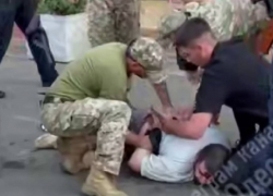 В Одессе мужчина пырнул ножом сотрудника ТЦК, спасаясь от мобилизации