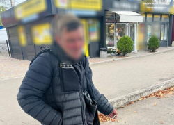 В Одессе задержали агрессивного мужчину с ножами, угрожавшего прохожим