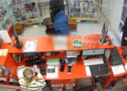 Соцсети: в Одессе люди в масках ворвались в магазин и похитили сотрудника