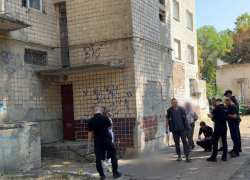 Не вовремя родился: одесситка выбросила в окно младенца, помешавшего ей бухать