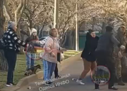 В Одессе полиция наблюдала из машины, как толпа прохожих избивает сотрудника ТЦК