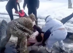 Сотрудники ТЦК ударили и протащили по земле беременную женщину в Одесской области