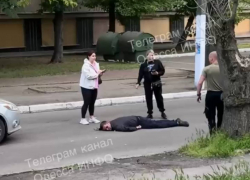 «Был пьяный и упал»: одесская полиция прокомментировала видео с избитым мужчиной