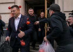 За крышевание одесских колл-центров Нардепа Верховной Рады забросали помидорами