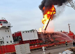 После атаки ВС РФ вторые сутки полыхает газовый танкер в порту Измаила