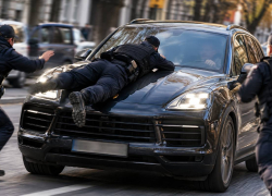 Майор полиции на капоте: водитель Porsche устроил побег от силовиков в Одессе
