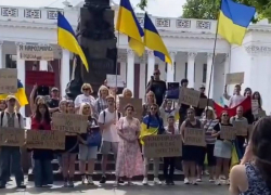 «Понаехали в Одессу, так сидите тихо»: горожанка ответила митингующим за снос Пушкина
