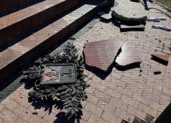 Одесские активисты разрушили Александровскую колонну в парке Шевченко