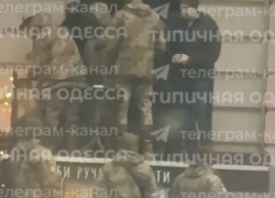 Группа из десяти военкомов похитила мужчину прямо из парикмахерской