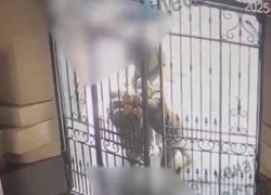 В Одессе военкомы упустили призывника, не справившись с воротами - видео