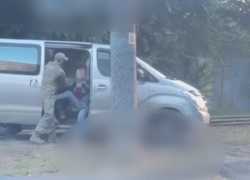  В Одессе прохожие и медики вырвали мужчину из рук военкома