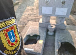 Одессит устроил погром на кладбище ради развлечения