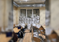 Строительные мешки упали на голову ребёнка в одесской гимназии