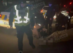 В Одессе военкомы и полицейские напали на мужчину и его беременную жену