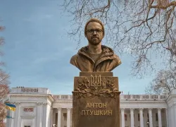 Птушкин вместо Пушкина: в Одессе предложили обновить памятник у мэрии