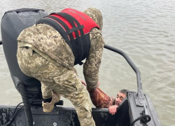 В Одесской области моряки-пограничники спасли мужчину, едва не утонувшего в холодной воде