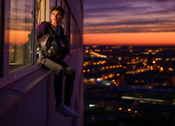 Ждал, пока самолёт наберёт высоту: в Одессе спасли наркомана за минуту до полёта из окна