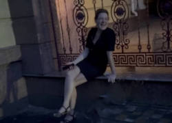 В центре Одессы девушка спела песню Шамана «Я русский» и подверглась травле