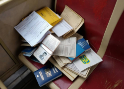 Огромную пачку личных документов граждан нашли в Одессе