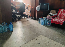 Жители одесского общежития сливают помои на улицу из-за проблем с канализацией