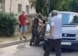 В Одессе шестеро военкомов мобилизовали мужчину в одних трусах