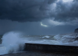 Волны-убийцы и смерч: в ближайшие сутки на Одессу обрушится шторм