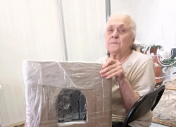 В Одессе пенсионерка мастерит домики для бездомных кошек, но кто-то выбрасывает их в мусор