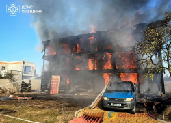 В Одесском районе масштабный пожар уничтожил здание и машину   