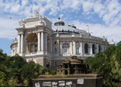 В Одессе памятники архитектуры постепенно разрушаются, а жители требуют срочной реставрации